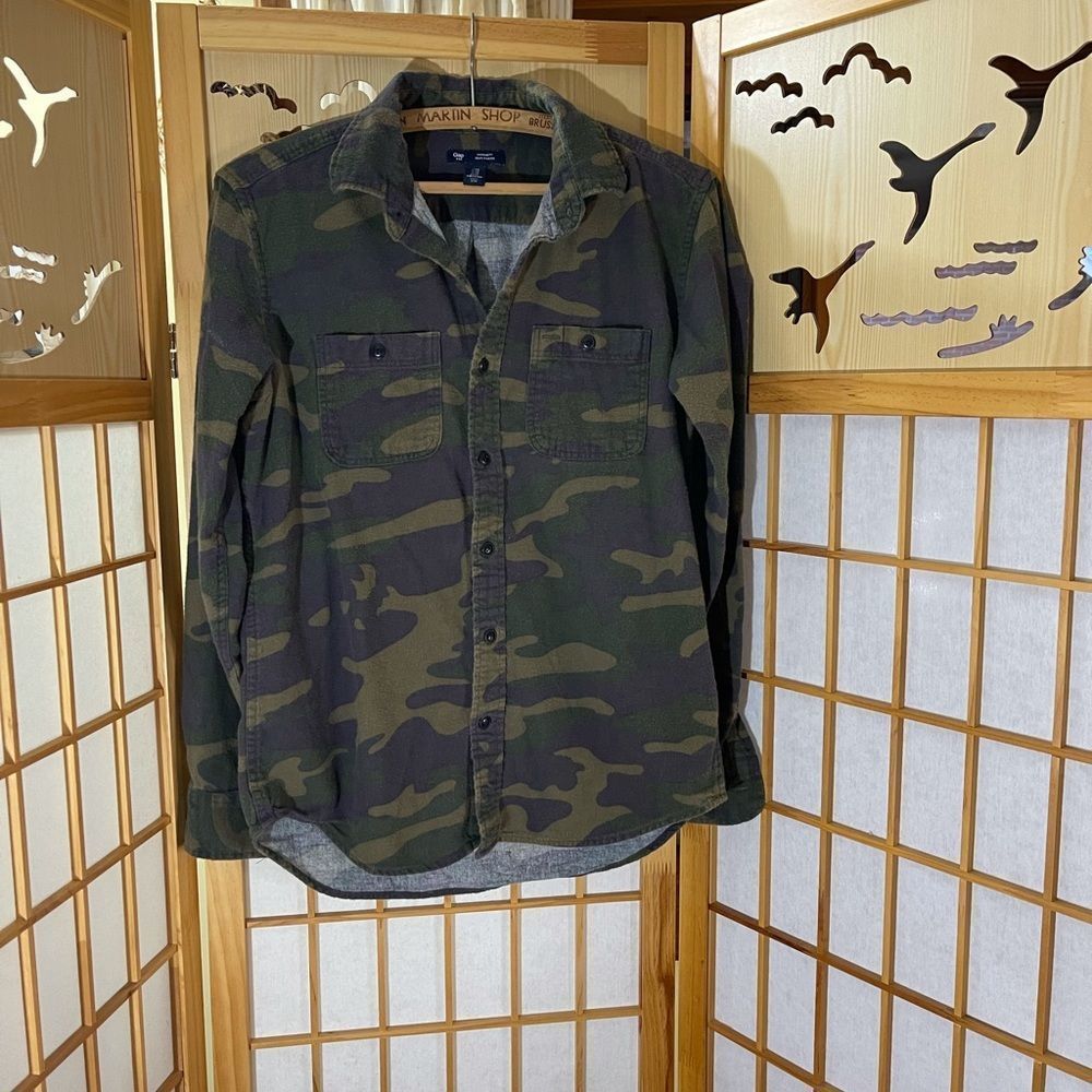 Gap standard fit camouflage button down shirt - Picture 1 of 6